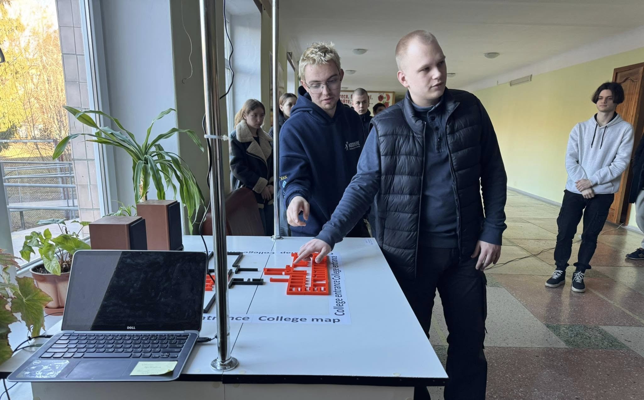 Викладач показує студентам, як працює тактильна карта з аудіопідказками